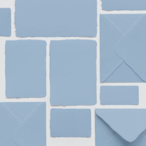 Handgeschöpfes Papier in graublau