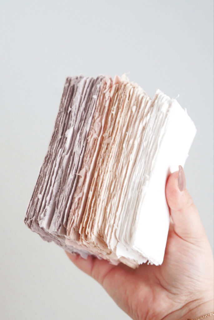 handgeschöpftes Papier in verschiedenen Farben